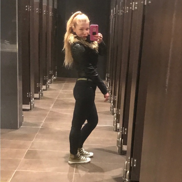 Meet your Posher, Lacie - Picture 2 of 2